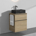 Anwendungsbeispiel: Vario Unterschrank 60 cm · Eiche Natur · Metallgriff Schwarz matt. Waschbecken, Armatur und Dekoration sind nicht enthalten.