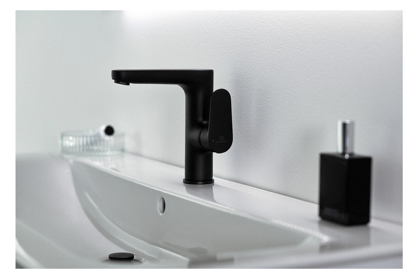 Detail eines modernen Waschbecken mit schwarzer Armatur